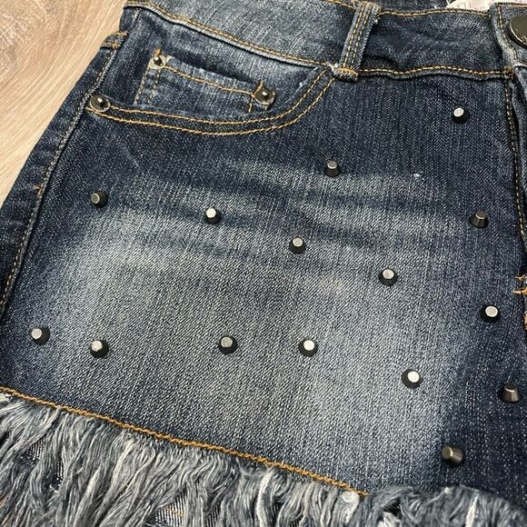 No boundaries juniors 9 rough hem dark wash shorts w/ metal studs - Picture 2 of 5